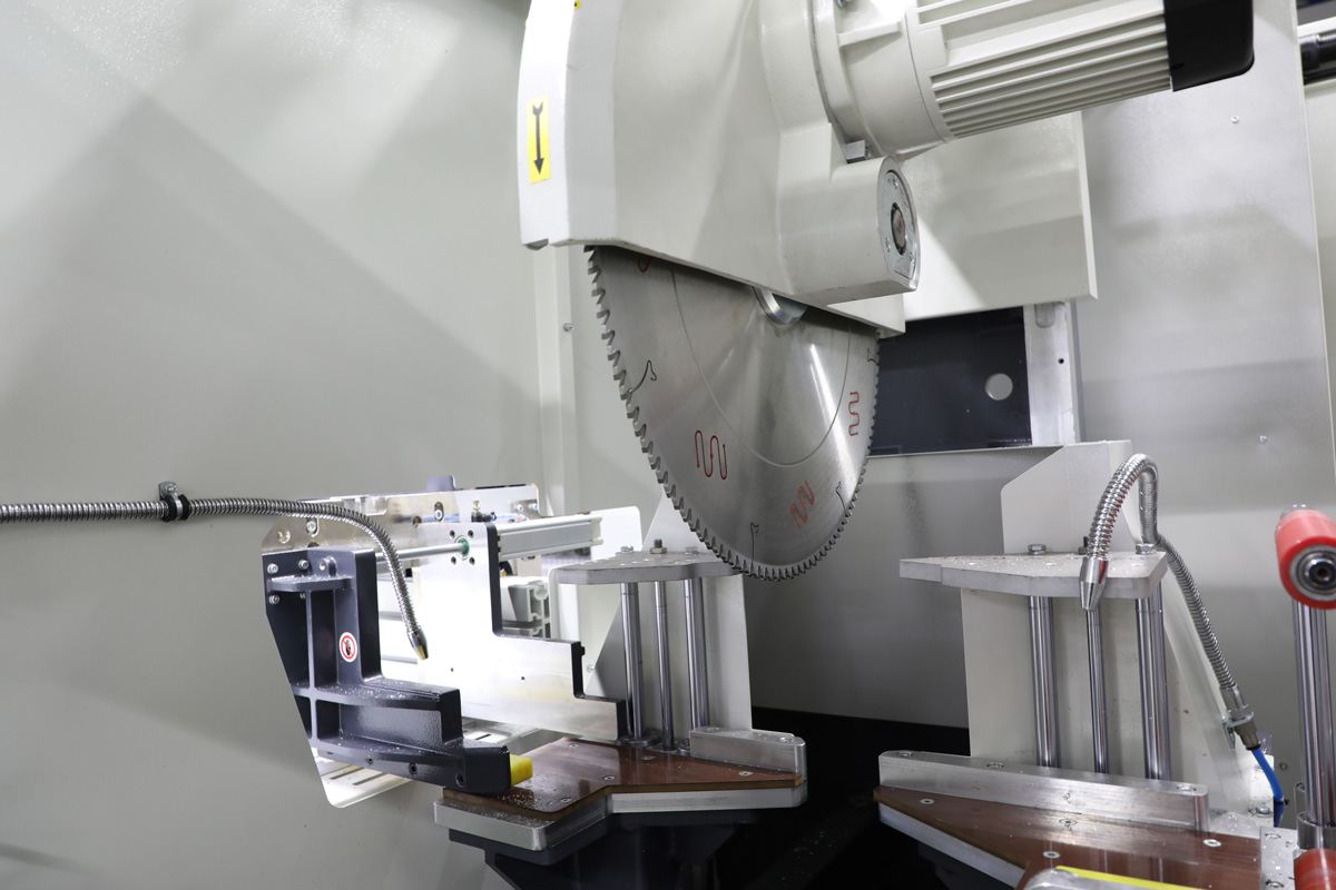 Lưỡi cắt chính 550 mm và hệ thống kẹp phôi khí nén