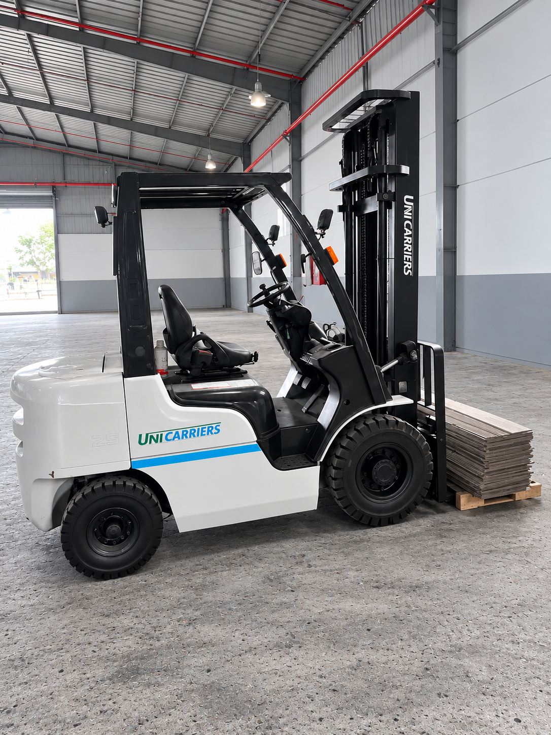 Xe nâng UniCarriers trong xưởng