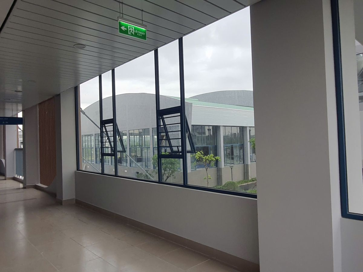 Cửa sổ mở hất hành lang Trường Quốc tế Him Lam Bắc Ninh