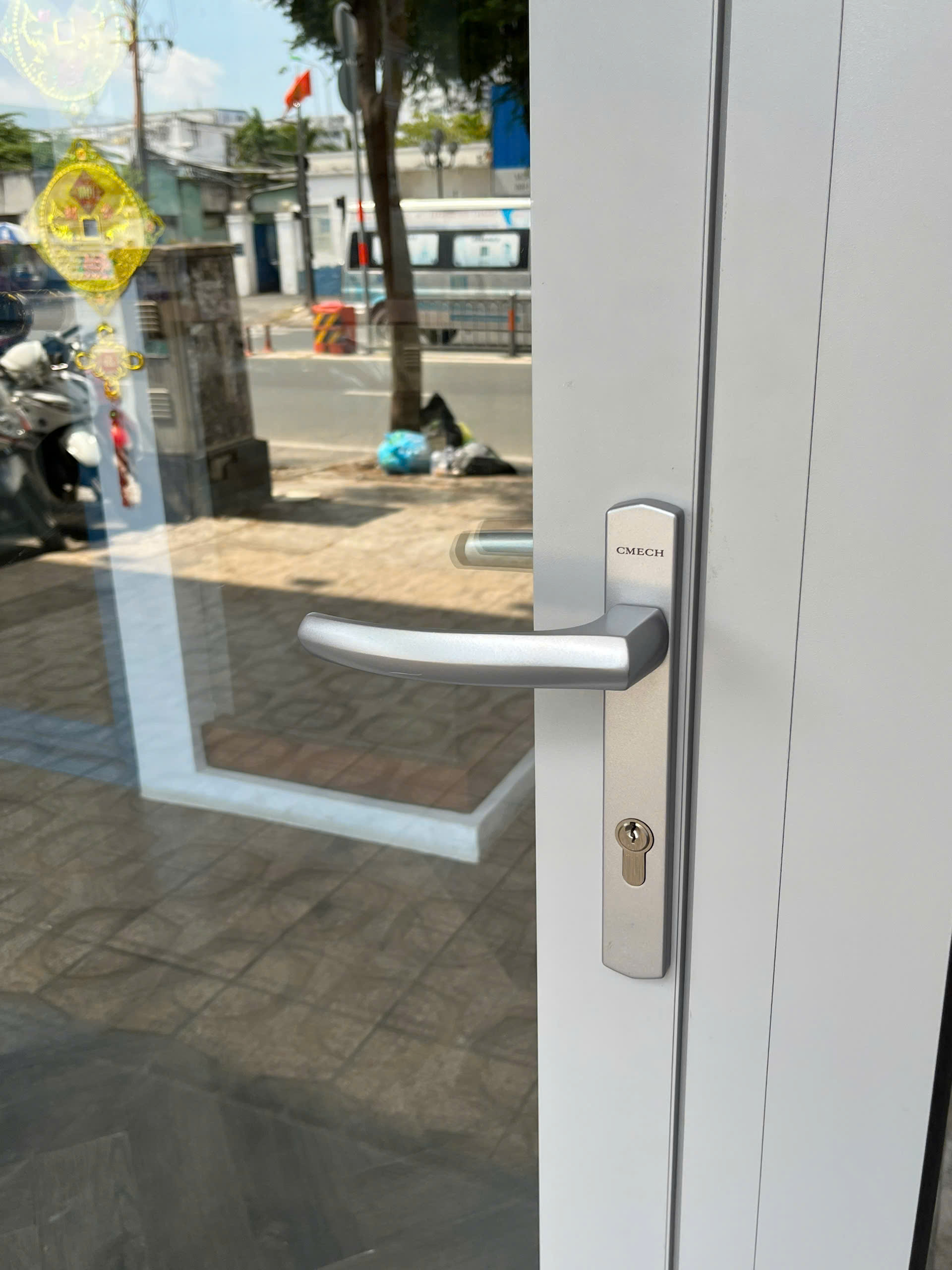 Cách chọn phụ kiện cửa nhôm kính chuẩn và bền bỉ